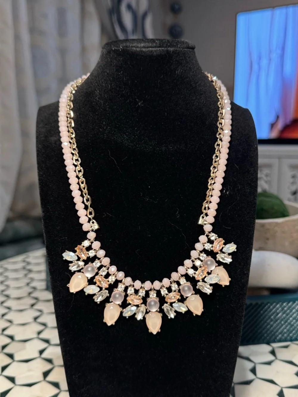 🩰🪩 Elegant‎ Pink Statement Necklace with Gold Accents 🪩🩰